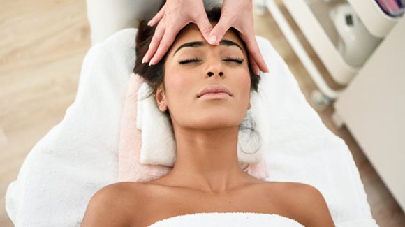 Indian Head Massage at top beauty salon near me